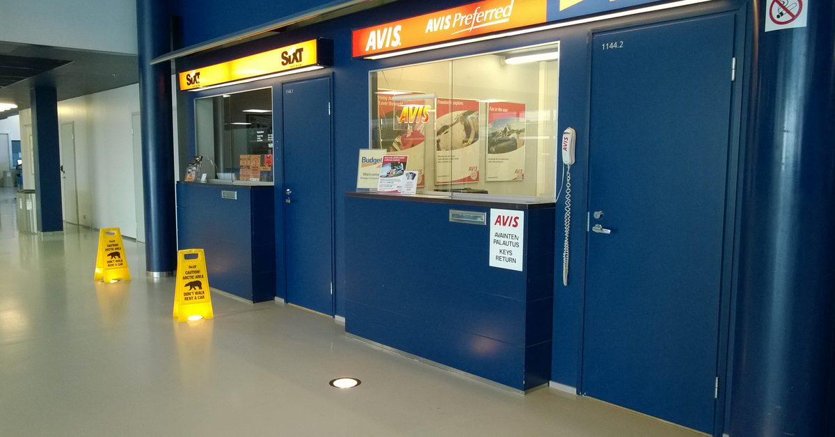 Skranker til biludlejning i en lufthavn
