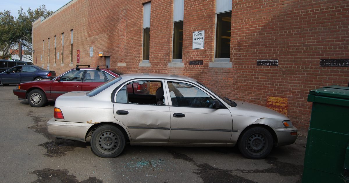 Parkeret bil med smadret sideRude efter indbrud