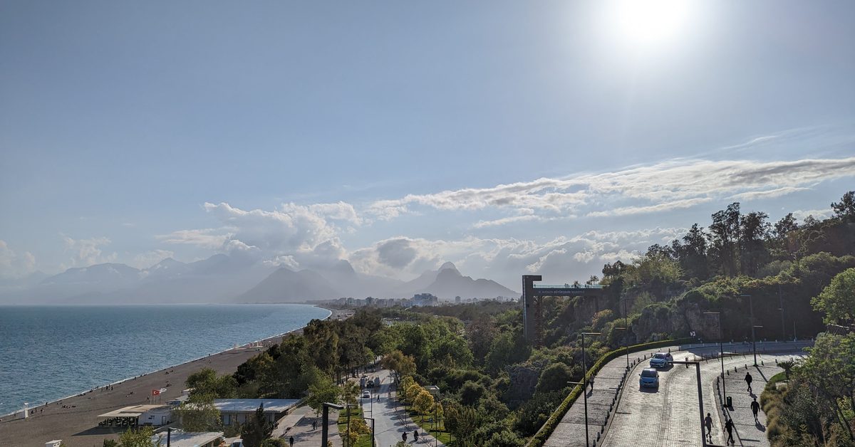 Stranden ved Antalya i Tyrkiet med bjerge i baggrunden