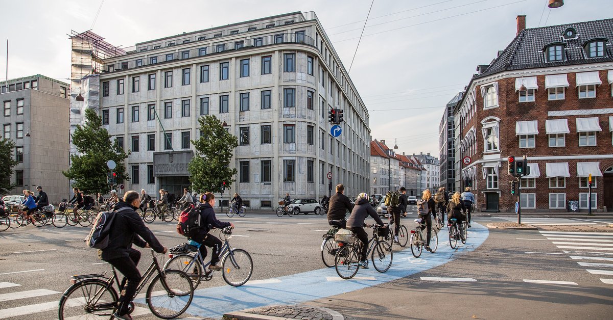 Unge cyklister på cykelstien ved Holmens Kanal i København